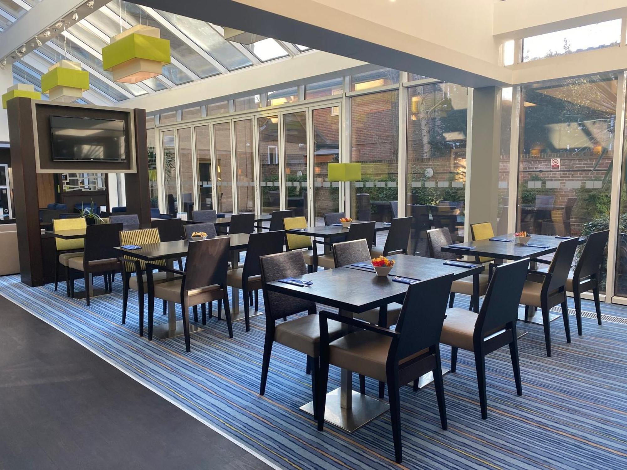 Holiday Inn Express Windsor By Ihg Εξωτερικό φωτογραφία