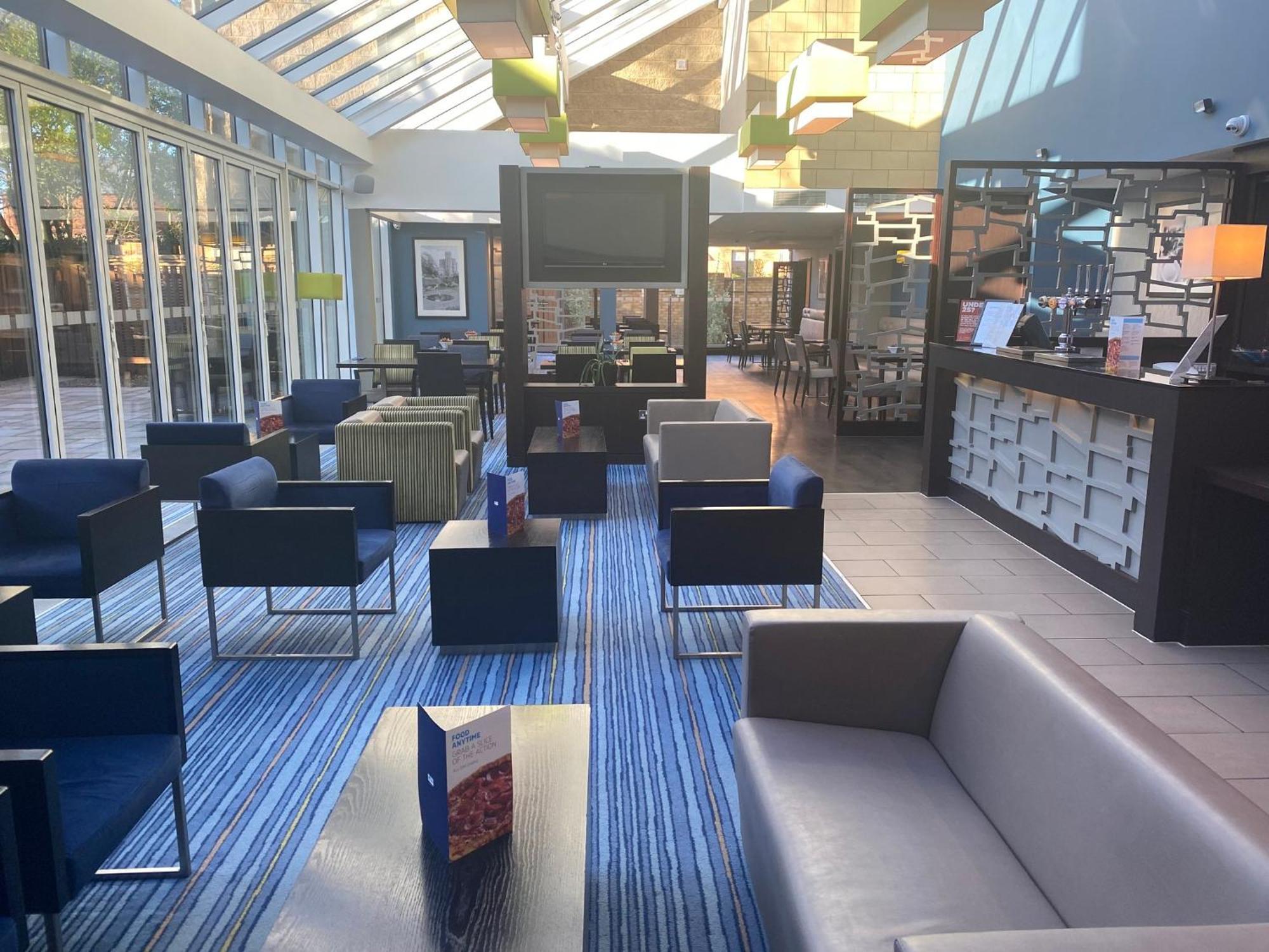 Holiday Inn Express Windsor By Ihg Εξωτερικό φωτογραφία
