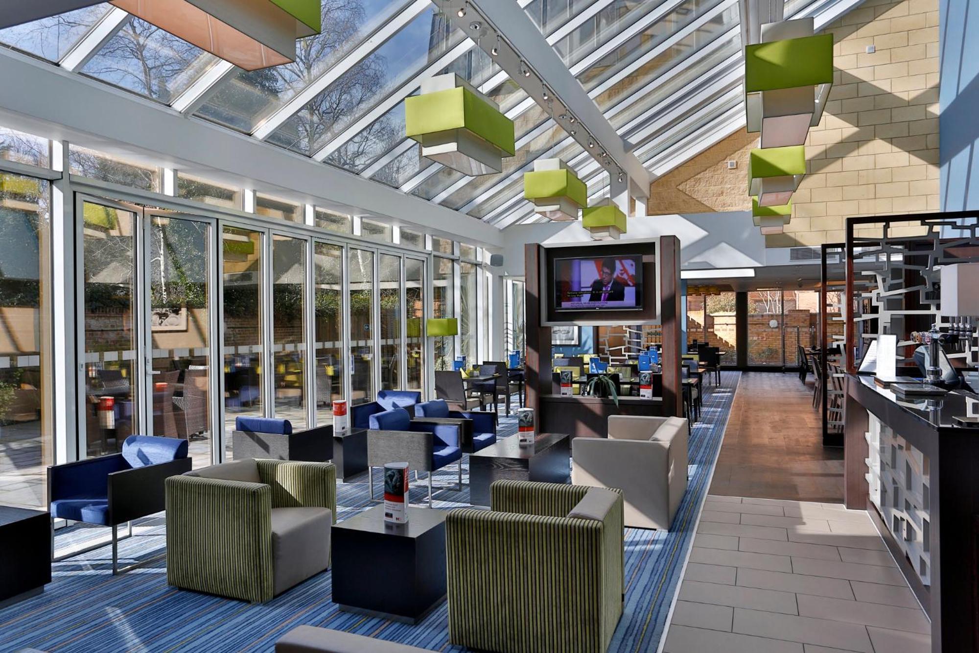 Holiday Inn Express Windsor By Ihg Εξωτερικό φωτογραφία